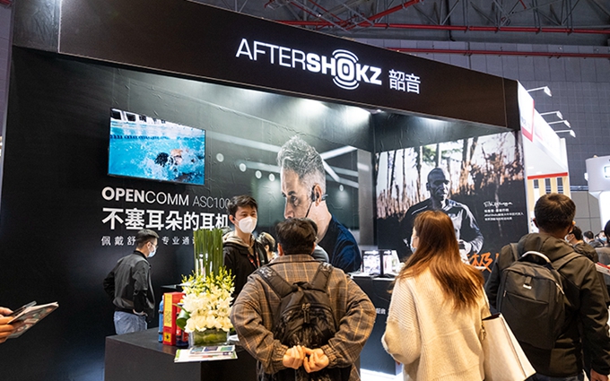 AWE2021 | 不塞耳朵也能听，AfterShokz韶音展台亮相2款新品骨传导耳机