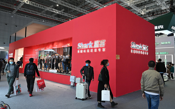 AWE2021丨Shark鲨客展示T21蒸汽洗地机 高温杀菌旋转清洁自动完成