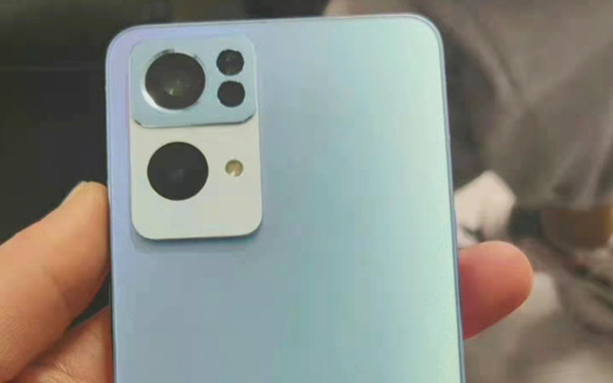 OPPO Reno7真机曝光，采用云阶设计有点vivo味了？