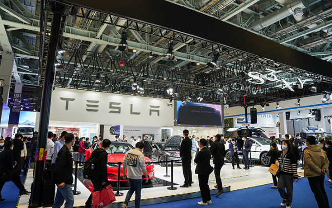 CIIE2022 | 特斯拉人形机器人亮相进博会 Model S/X Plaid中国首秀