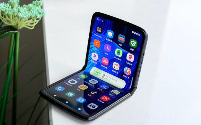 联想moto razr 2022在热点科技2022五星奖颁奖盛典中荣获：年度优秀产品奖