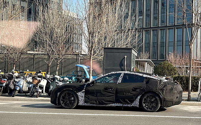 小米汽车路试谍照被网友曝光，外观酷似帕拉梅拉，售价或超过30万