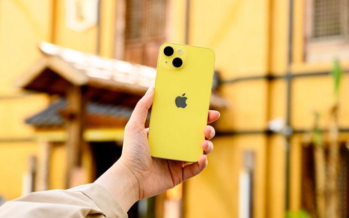 iPhone 14明黄色真机上手，这颜色看起来太活力啦