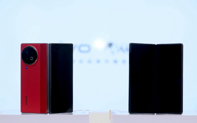 vivo X Fold2折叠屏真机曝光，红色后盖加后置三摄，4月发布