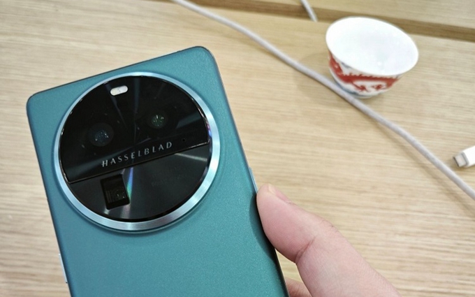 OPPO Find X6系列疑似真机曝光，后置硕大圆形摄像模组