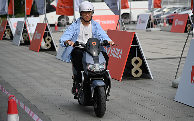 戴上头盔 一起体验雅迪2023年新款电车
