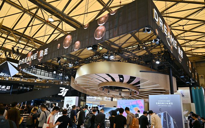AWE2023 | 追觅发布旗舰X20 Pro扫地机器人，四足机器狗引众人围观