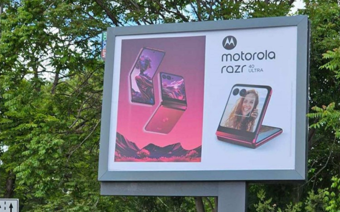 摩托罗拉Razr 40 Ultra现身欧洲广告牌，国内也将6月1日发布