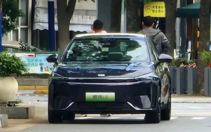 吉利银河L6实车曝光 对标比亚迪秦PLUS！
