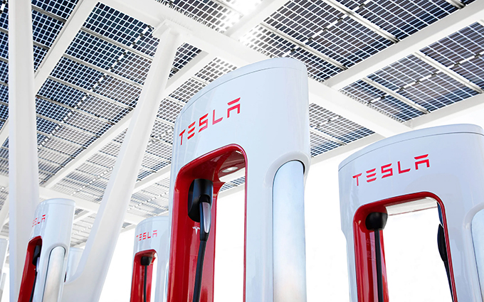 初创公司Rivian宣布将采用特斯拉NACS充电标准,梅奔、现代正在评估