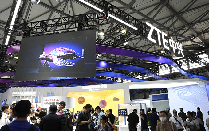 2023MWC | 中兴通讯展示AR眼镜、裸眼3D平板，AI加持打造创新智能终端
