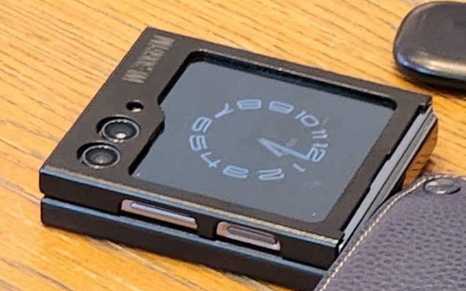 三星Galaxy Z Flip5真机疑似曝光，不规则大副屏很醒目