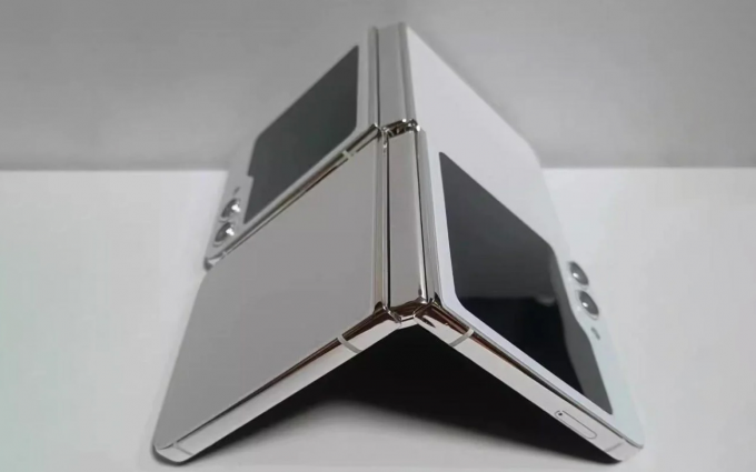 三星Galaxy Z Flip 5模型机曝光，新的水滴式铰链看来还是不行