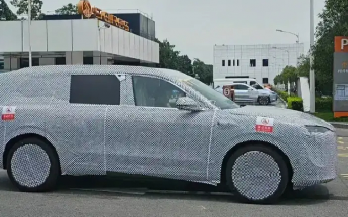 AITO问界M9路试谍照曝光：定位中大型SUV 年内亮相