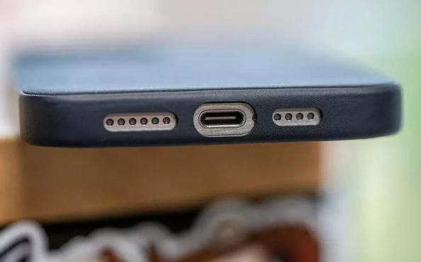 质量太差被狂喷！iPhone15系列新材料手机壳千万别买！