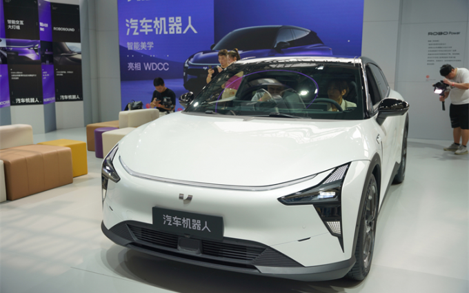 2023WDCC丨极越01机器人美学“炸场”世界设计之都大会