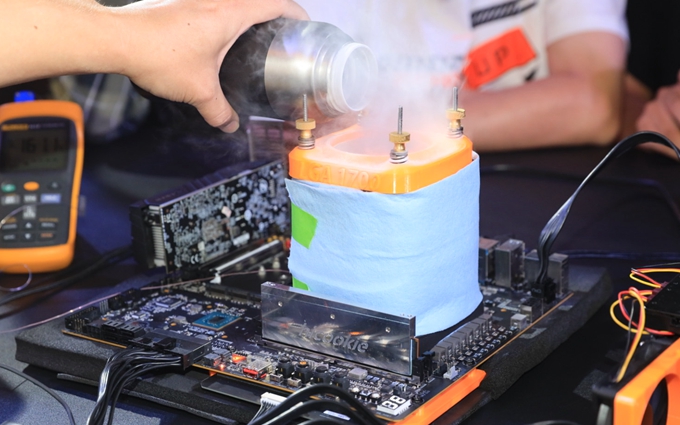 技嘉AORUS Z790 钛雕 X主板现身“D5超频决胜力”现场：内存超频至11200MHz