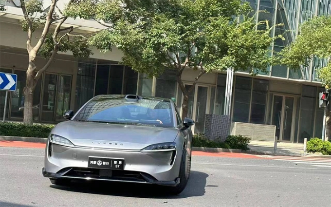 智界S7实车照曝光 为华为智选车首款轿跑车型