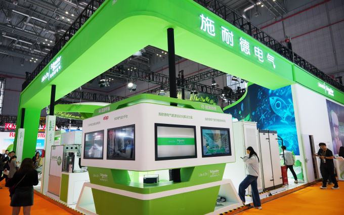 CIIE2023丨如何成为“领军工厂”？施耐德电气发布数字化赋能智能制造白皮书