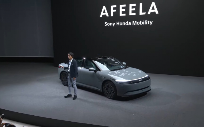 CES2024丨索尼用PS5手柄整活，直接操控电车上场