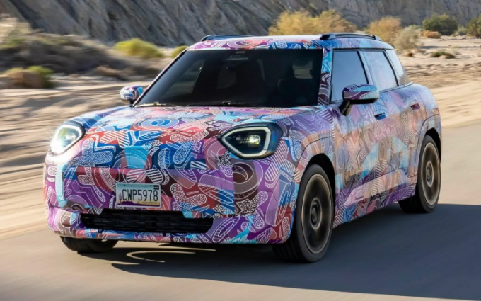 填补车型空白，定位小型纯电SUV！MINI Aceman测试谍照亮相