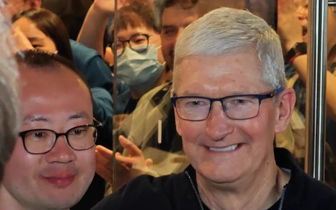 苹果静安店开业,库克亲临!现场合影签名,人太多了