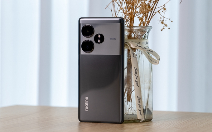 真我发布GT Neo6 SE：搭载6000nit无双屏，中端手机天花板