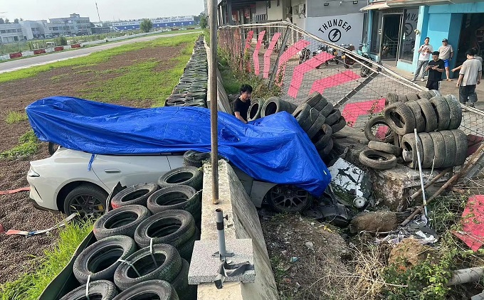 又双叒冲出赛道？小米针对SU7赛道事故&交付问题，举行网友问答环节