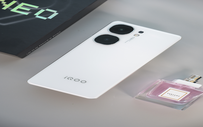 iQOO Neo9S Pro+ 星耀白上手