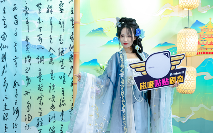 佰维PM2000磁吸高速移动固态硬盘，P&I展会吸引外国友人