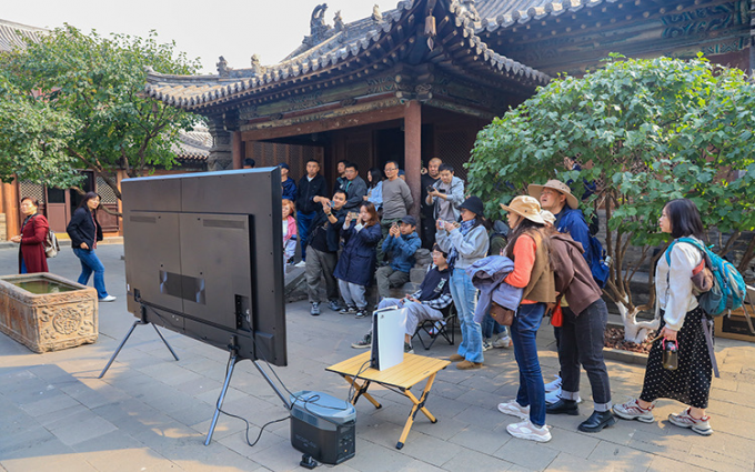 怎么会有人在景区用100吋电视玩黑神话…