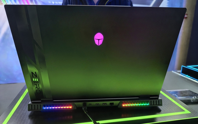 雷神发布ZERO 18 Pro笔记本：RTX 5090卡皇加持，新一代性能怪兽