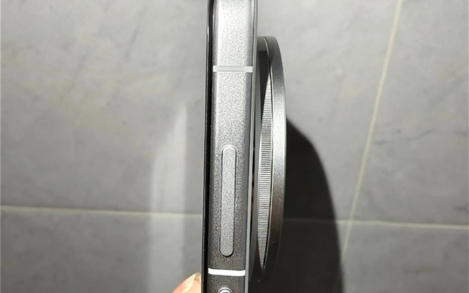vivo X200 Ultra真机曝光，镜头凸起有亿点高，与机身厚度几乎相同