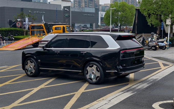 極氪9X最新實車諜照，尾燈上下可分開點亮