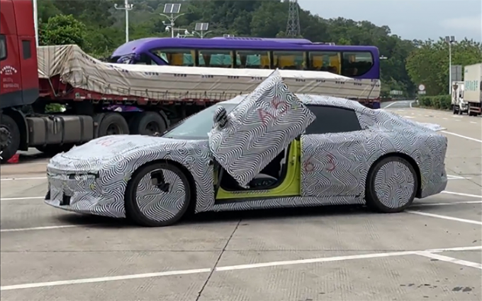 新款小鵬P7實車諜照曝光，剪刀門被保留