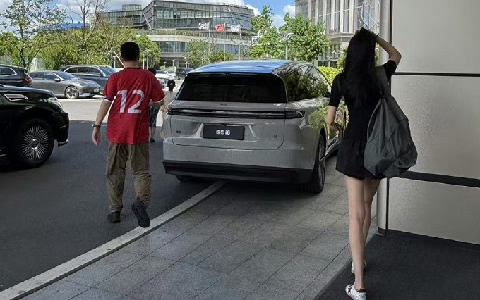 李想夫妇开着i8看苏超，嫂子抢镜上热搜
