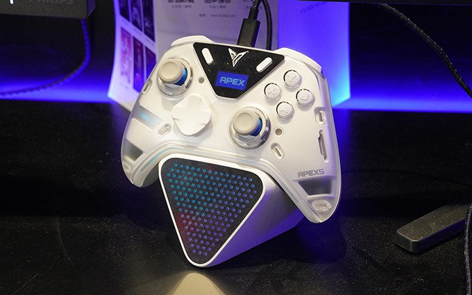 国产手柄有多香?BW2025飞智展台全是八爪鱼5游戏手柄,玩家玩到不撒手