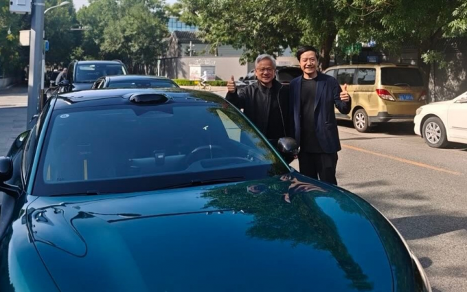 雷军与“米粉”黄仁勋会面,顶着35℃高温在小米SU7前合影