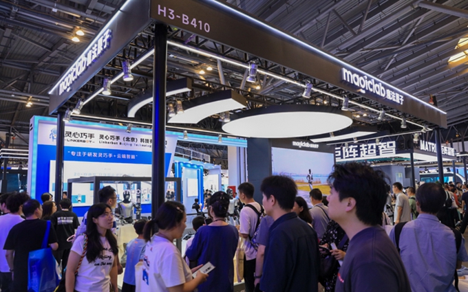 魔法原子首秀MagicBot Z1机器人：最高50自由度惊艳WAIC2025