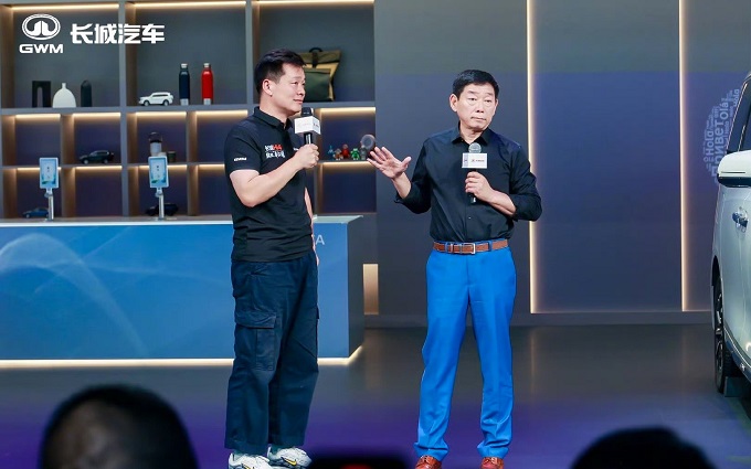 千亿总裁魏建军，坐经济舱回保定？