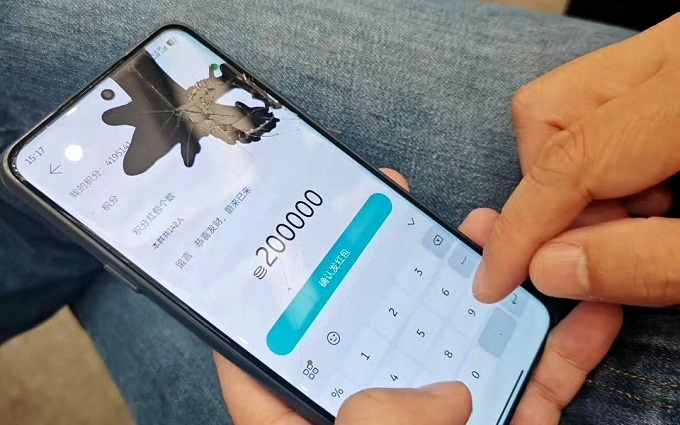 李斌手机屏幕碎了还在坚持？老车主：给我们发了16000元红包
