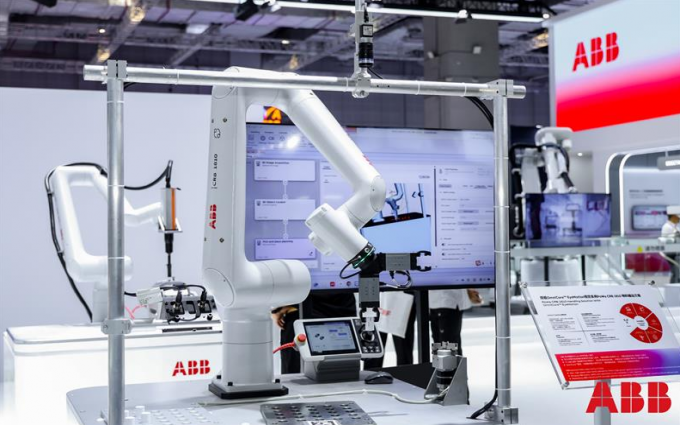 ABB亮相2025工博会，展示机器人未来新图景