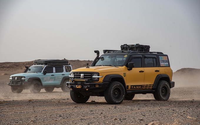 坦克300有多硬?车祸硬刚大货车,不分胜负!