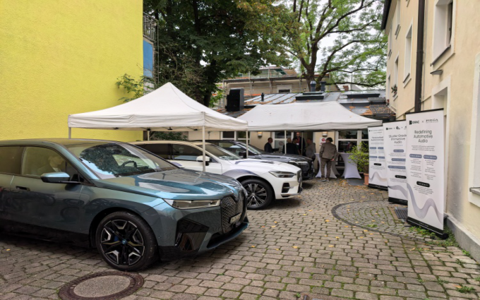 在慕尼黑IAA展会现场,我们坐进了一辆“会消失”的车