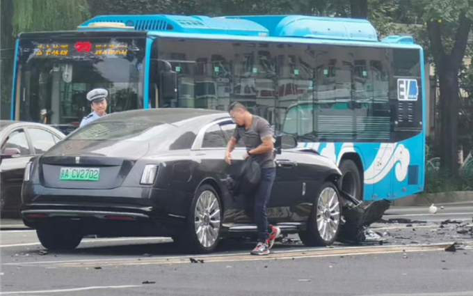甩黑锅?车评人陈震:劳斯莱斯出事故时使用了辅助驾驶,没超速
