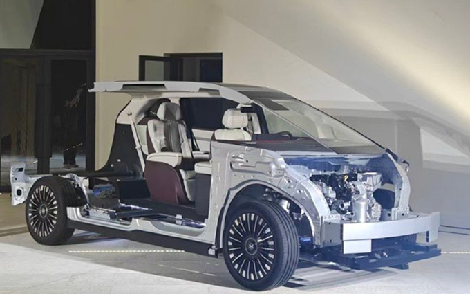 尊界同款发动机,带后轮转向,增程小鹏X9切割展示车曝光