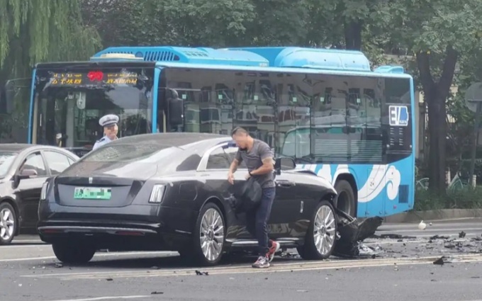 车评人陈震劳斯莱斯发生车祸,曾经说过,只买交强险和车辆使用税