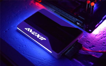  摆脱传统 AVEXIR S100 会发光的 SSD