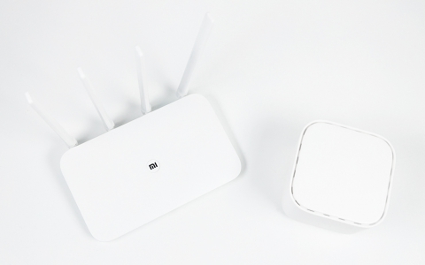 家用WiFi设备谁更强？ 荣耀路由X2 vs 小米路由器4