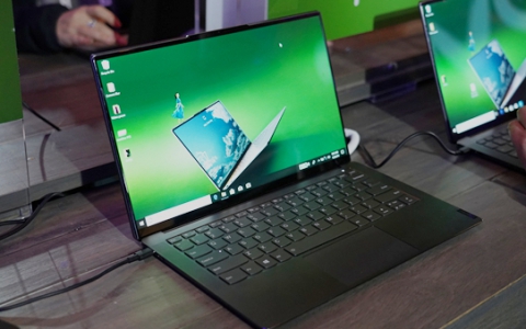 联想YOGA系列新品亮相CES2019 全球首款3D玻璃屏智能笔记本
